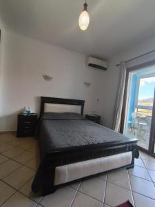 卡博尼格洛Cabo Dream的一间带床的卧室，可欣赏海景