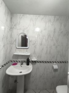 卡博尼格洛Cabo Dream的一间白色浴室，配有洗手池和镜子。 更多4张照片