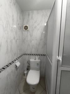 卡博尼格洛Cabo Dream的带马桶和淋浴的白色浴室