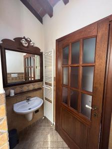 a bathroom with a sink and a mirror at Agriturismo Varana in Zibello