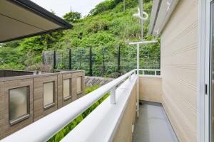 鎌倉市にあるKamakura Hase Houseの丘陵家のバルコニー