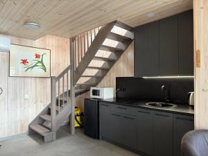 Η κουζίνα ή μικρή κουζίνα στο Peaceful lake retreat with sauna & hot tub