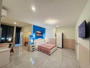 a bedroom with a bed and a blue wall at Villa Matilde in Pisa