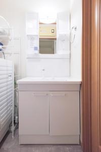 鎌倉市にあるKamakura Hase Houseの白いキッチン(電子レンジ付)