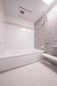 鎌倉市にあるKamakura Hase Houseのシャワーと洗面台を備えた白いバスルーム +55枚の写真