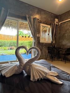 Bazén v ubytování Lanta Feelgood Long beach resort nebo v jeho okolí