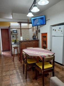 a kitchen with a table and a kitchen with a refrigerator at Lo de Alfonso in San Bernardo