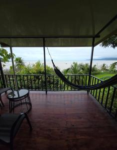 un'amaca su una veranda con vista sull'oceano di Cabinas Nasua Drake a Bahía Drake
