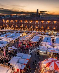 een groep mensen die rondlopen op een kerstmarkt bij APPT Cosy entier avec piscine in Toulouse