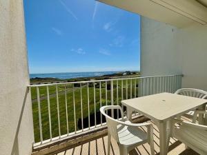 a balcony with a table and chairs and the ocean at Studio rénové à Quiberon, vue mer, 3 pers, parking - FR-1-478-56 in Quiberon