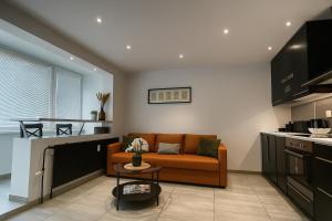 un soggiorno con un divano arancione in cucina di Welcome Beds a Bratislava