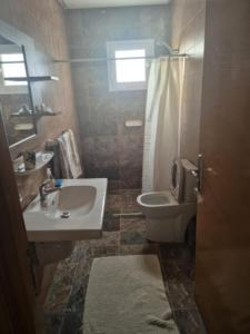 Ένα μπάνιο στο Villa Allani