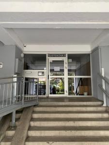 una scala che conduce all'ingresso di un edificio di Welcome Beds a Bratislava