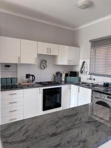 Η κουζίνα ή μικρή κουζίνα στο 36 Villa Pirogue - Home away from home