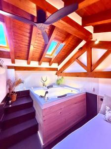 Postel nebo postele na pokoji v ubytování Lo Attic