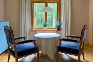 Habitación con mesa, 2 sillas y ventana en Idyllic Lake House in Sweden, en Klässbol