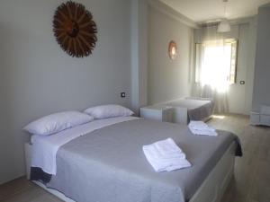1 Schlafzimmer mit 2 Betten und einem Wandspiegel in der Unterkunft veranda sul mare in Bagnara Calabra
