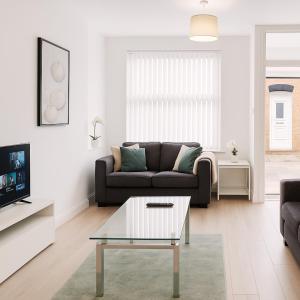 een woonkamer met een bank en een salontafel bij Pitchside House - sleeps 4 in Liverpool