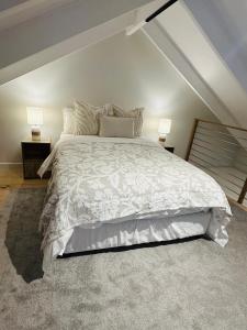 Postel nebo postele na pokoji v ubytování Aurora Valley Escape Apartment 9