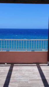 einen Balkon mit Meerblick in der Unterkunft veranda sul mare in Bagnara Calabra