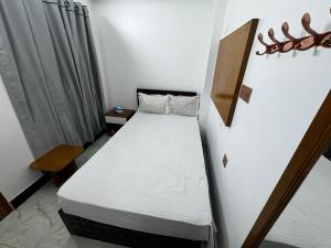 Un dormitorio pequeño con una cama en una habitación. en Hotel Tayef Dhanmondi, en Dhaka