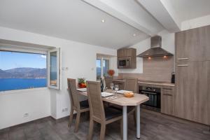 a kitchen and dining room with a table and chairs at Luna Rossa in Piana