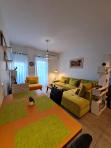 a living room with a couch and a table at Gjiri I Lalzit apartament in Durrës