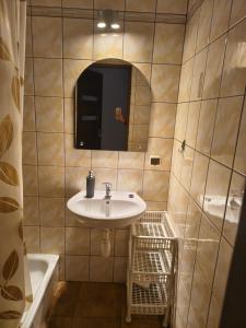 a bathroom with a sink and a mirror and a tub at U TKOCZA Agroturystyka in Wisła