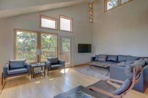 Una sala de estar con un sofá azul y sillas. en Hutson's Bridgeview 30 Day, en Hood River