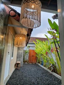 een gang van een huis met twee kroonluchters bij Gusti Ayu Private Bali House - 2 Bedrooms near Kerobokan in Kerobokan