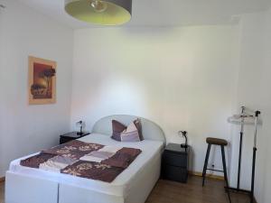 a bedroom with a white bed and a lamp at Rathsacks Familienhof in Ziegendorf