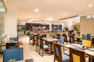 a restaurant with tables and chairs and a bar at Casa Andina Premium Miraflores in Lima