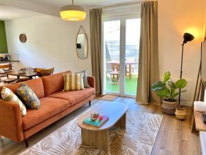 ブレシュイールにあるLe Cinquièmeのソファとテーブルのあるリビングルーム