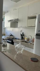 un comptoir de cuisine avec un bol en verre transparent dessus dans l'établissement Cozy 2-Bedroom Apartment 2 km from the Airport, à Várzea Grande