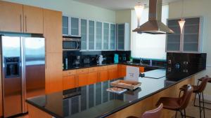 een keuken met een aanrecht met een fornuis met oven bij Penthouse Jr Unrivaled Luxury Insane Views in South Padre Island