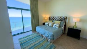 een slaapkamer met een bed met uitzicht op de oceaan bij Penthouse Jr Unrivaled Luxury Insane Views in South Padre Island