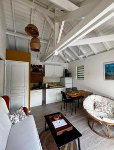 een woonkamer met een bank en een tafel bij La Papaye d’Or in Saint-François