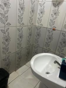 Et badeværelse på Casa para 4 pessoas próximo ao Hangar