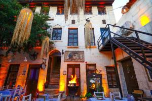 a building with a fire in front of it at Otel Mahlas in Şahinbey