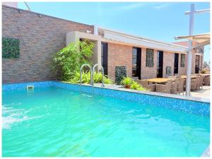 una piscina frente a una casa en Near Jagannatha Temple Puri HGH-Grand Heritage #Rooftop Pool, en Puri