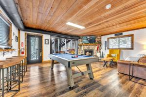 Zimmer mit Billardtisch und Sofa in der Unterkunft High Bear Activity, Handicap Ramp, Hot Tub, Fire Table, Game Room, Family Cabin in Gatlinburg