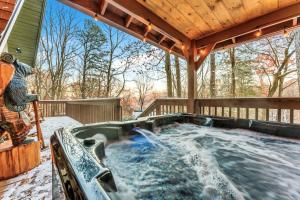 ein Whirlpool auf der Rückseite eines Hauses in der Unterkunft High Bear Activity, Handicap Ramp, Hot Tub, Fire Table, Game Room, Family Cabin in Gatlinburg