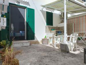 eine Terrasse mit Stühlen und einem Großbild-TV in der Unterkunft Dimora Vincenzo in Gallipoli