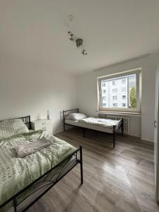 En eller flere senge i et værelse på Monteurwohnung bei Köln,Düsseldorf WLAN, Parkplatz, Küche, Handtücher + 6 billeder