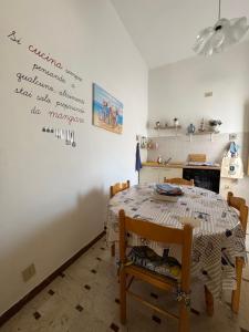 Un comedor con una mesa y una cocina. en Casa Vacanze Amore, en San Vito lo Capo 13 fotos más