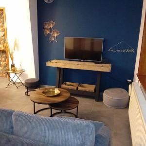 TV a/nebo společenská místnost v ubytování Le Rycochet