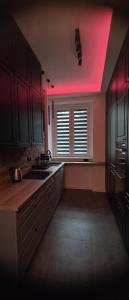 a kitchen with a red light on the ceiling at Apartament centrum - loft Plac Piłsudskiego in Gliwice