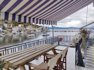 um deck com um banco de madeira e vista para a água em Sea Side Studio with Balcony and Sea View em Ayía Kiriakí mais 7 fotografias