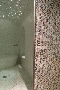 Bathroom sa Grand Hotel Saint Michel