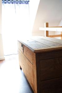 cofre de madera en una habitación con ventana en L'atypique des choux, en Les Choux 5 fotos más
